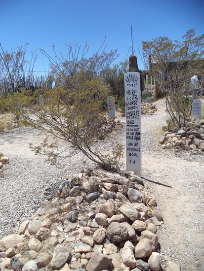 Kuriose Grabinschriften zeigen, daß die Zeit damals nicht so einfach war. 
"Here lies George Johnson, hunged by Mistake 1882
He was right, we was wrong, but we strung him up and now he is gone"
Ja das Leben kann so ungerecht sein.
