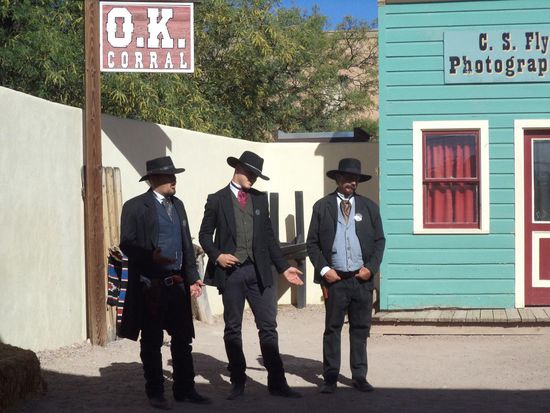 Am Ende stehen dann alle wieder auf und nehmen den Beifall entgegen. Man kann noch Fotos mit den Earps machen.