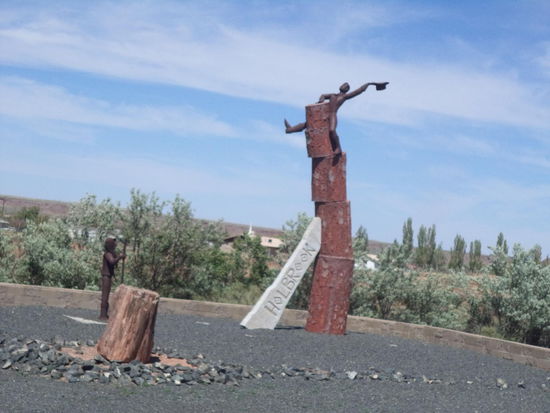 Dann kommen wir nach Holbrook. Hier gibt es einen Park mit verseinertem Wald. Den schauen wir uns aber nicht an, da man dort nicht übernachten kann.