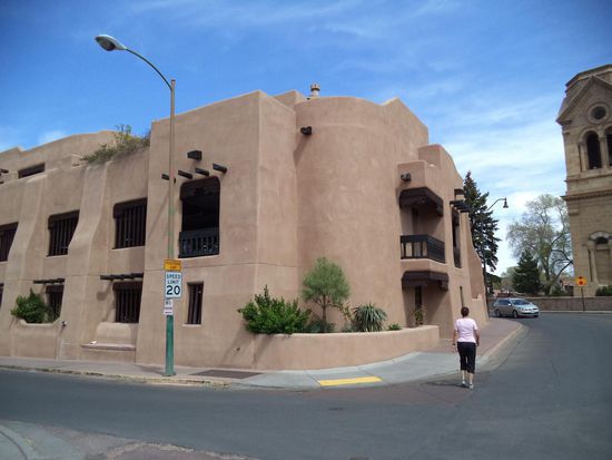 Santa Fé, In Santa Fe sind die Häuser, wenn nicht echt aus Adobe Ziegel gebaut, diesen aber dann nachempfunden.