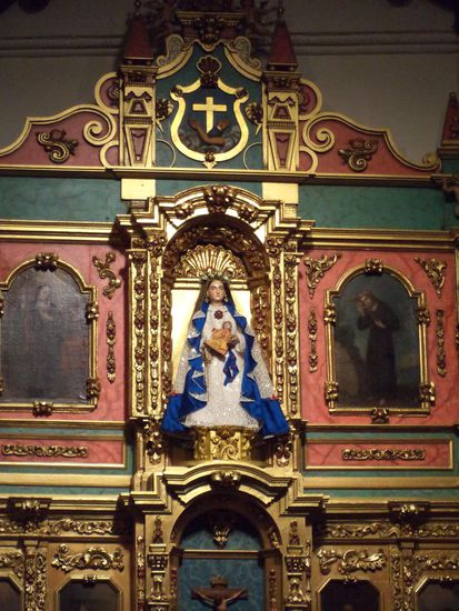 So erklärte er uns, daß diese Madonna aus Frankreich kam und aus dem Jahr 1632 stammt. Sie habe über 300 verschiedene Kleider.