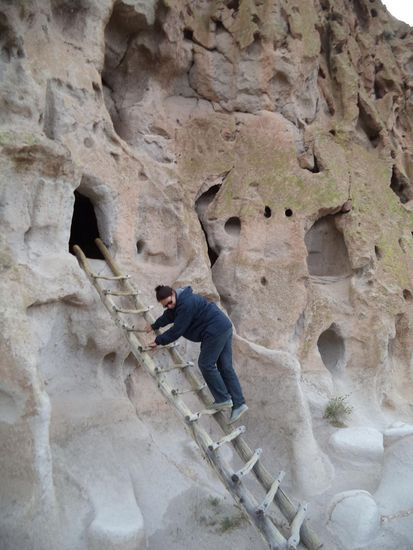 Wir stiegen auf Leitern in die Höhlen hinauf, wo aber eigentlich nichts zu sehen war, ein paar Luftlöcher, die verrußte Decke, das war es schon.