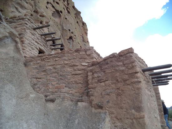 Vor den Höhlen waren aus Ziegel Zimmer vorgebaut. Es gab eine Rekonstruktion, so daß man sich das gut vorstellen konnte, daß in diesen Zimmern gelebt wurde und die Höhlen meist Vorratsräume waren.
Die Wohnanlagen waren hier bis zu 3 Stockwerke hoch. Im Vordergrund sieht man die Grundmauern der vorgebauten Räume und oben dann die Höhlen.