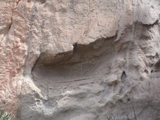 Auch hoch oben in den Felswänden waren Petroglyphen zu erkennen.