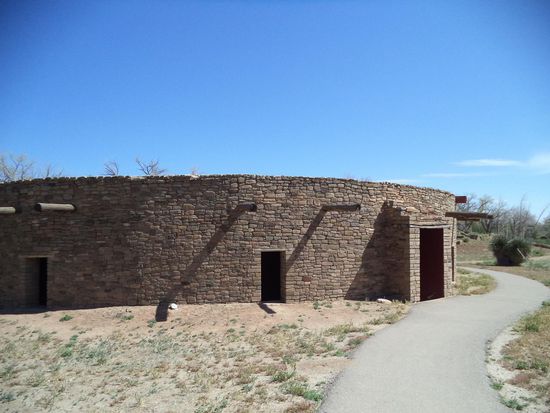 Eine große Kiva war hier rekonstruiert, man konnte in sie hineingehen und so sehen, wie es einst war.