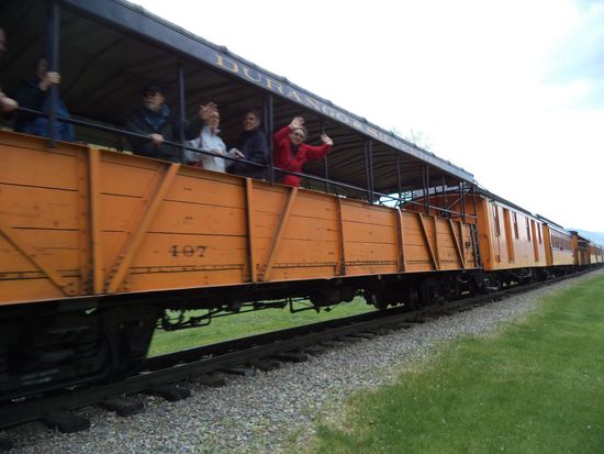 die Leute winken uns zu