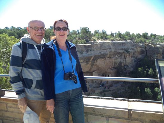 hinter uns liegt Mesa Verde und wir warten auf den Ranger