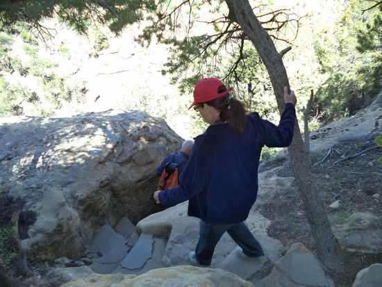 Dann gings los, wir stiegen enge Stufen nach unten und kamen bei den Ruinen an. Uns wurde erklärt, wie die Wohntürme gebaut wurden, wie die Steine bearbeitet wurden usw.