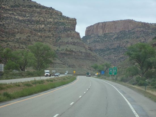 Dann aber gings stetig bergab und der Frühling kam zurück. Wir sind jetzt auf 1.700m Höhe und suchen uns einen Campingplatz.