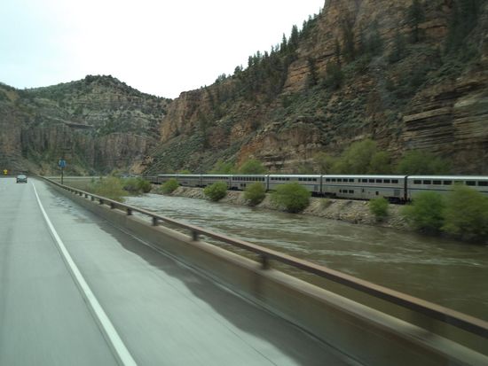 jetzt gehts in die  Rockys - 
Wir fahren immer am Colorado-River entlang durch die Rocky Mountains. Es fährt auch mal ein Zug neben uns her, erst der Zug, dann der Fluß, dann unsere Spur und dann die andere Spur, so geht es durch die engen Schluchten.