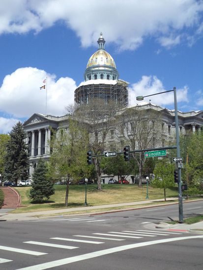 Dann sind wir zu Fuß in die Stadt gegangen, vorbei am Capitol und dem County-Gebäude 
zur Fußgängerzone.