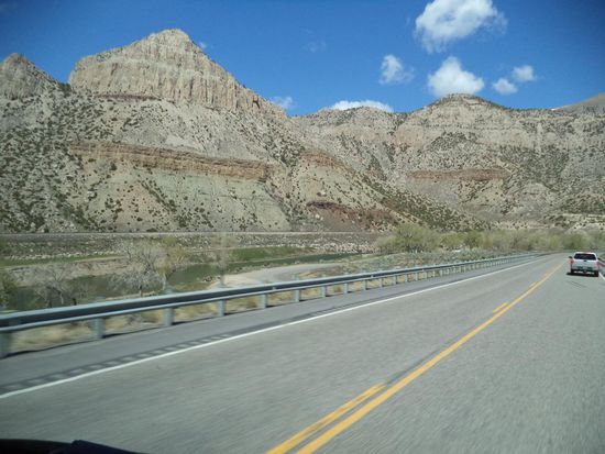 wir fahren  durch den breiten Canyon immer am Fluß entlang