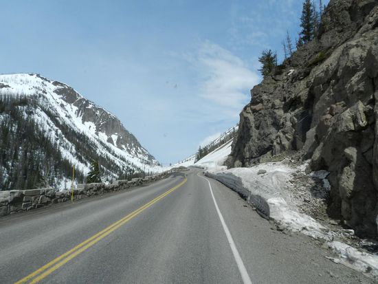Die Straße ist total frei und der Schnee behindert uns nicht bei der Fahrerei.