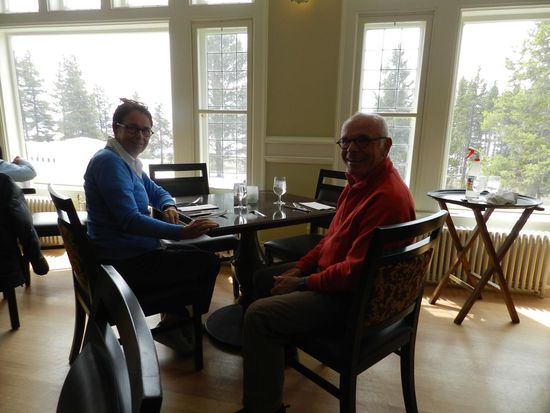 Als wir am Yellowstone Hotel vorbeikamen, haben wir erstmal angehalten und eine gepflegt Mittagspause gemacht. Wir haben im Restaurant gegessen und dabei auf den verschneiten See geschaut.
