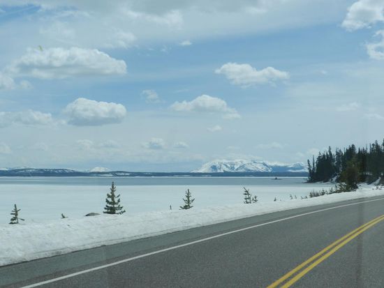 Es ging dann weiter am See entlang mit schönem Blick auf die Rockys.