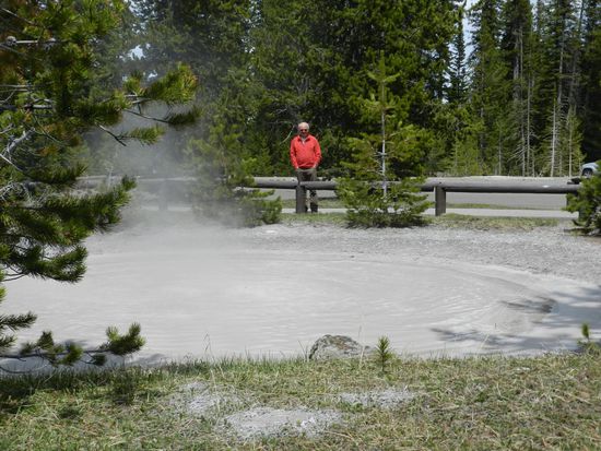 An einem Parkplatz gab es dann noch großes brodelndes Loch zu sehen. Hier stiegen Dämpfe aus der kochenden Masse, die gar nicht so gut rochen.
