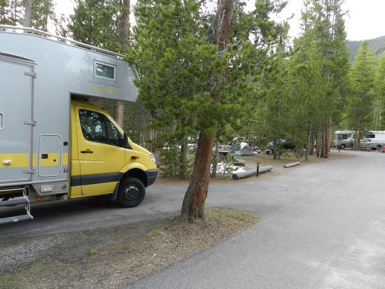 Am Campingplatz angekommen bekamen wir einen Stellplatz zwischen den Bäumen.