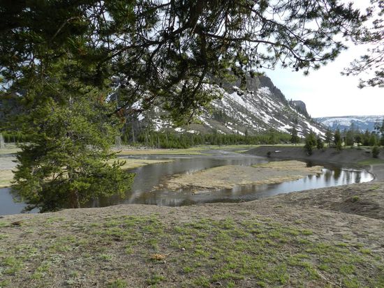Es schien noch so schön die Sonne, da haben wir einen Spaziergang um und über den Platz gemacht, der ganz toll am Fluß gelegen ist.
