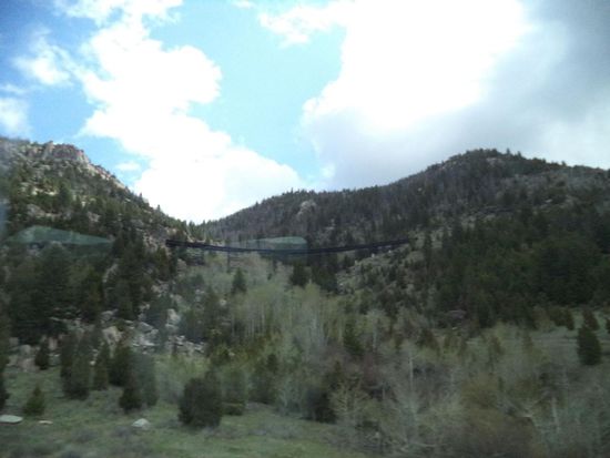 eine Eisenbahnbrücke überspannt das Tal