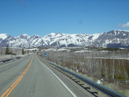blauer Himmel, weiße Berge, gute Straße