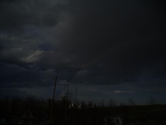 Solange bis es schwarz wird und es zu regnen beginnt. 
Trotzdem scheint noch die Sonne irgendwo, denn es gibt einen großen Regenbogen.