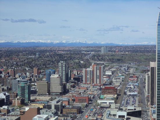 Blick über Calgary weit hinten die schneebedeckten Berge