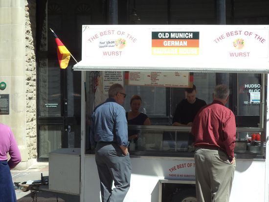 Dann gehen wir in die Fußgängerzone, wo es Bratwurst aus München gibt. Mittags ist die Schlange sehr lang, die Wurst scheint also zu schmecken.