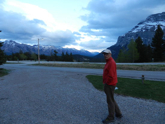 Wir gehen noch eine kleine Runde über den Platz und schauen auf die Berge.