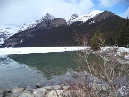 der Lake Louise in Jasper - 
Der See ist immer noch vom Eis bedeckt, nur am Ufer ist er aufgetaut.
