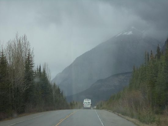 Das Wetter ist wie im April, dann scheint die Sonne, dann regnet es und dunkle Wolken stehen drohend am Himmel.