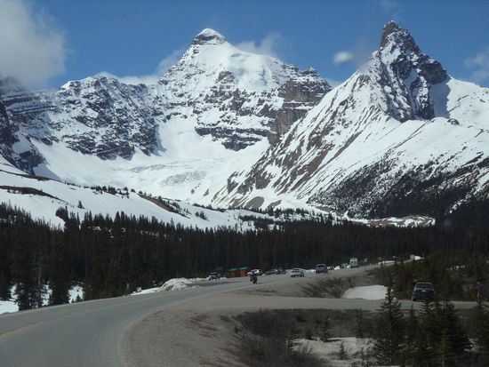 Dann geht's wieder in höheren Zonen und wir haben herrlichen Sonnenschein und wieder schneebedeckte Berge.