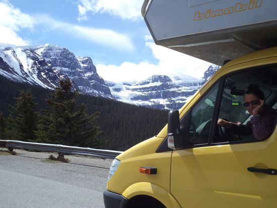 frohgemut fahren wir durch die Berge