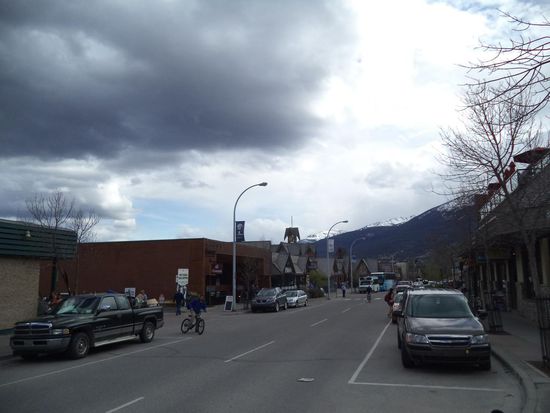 In Jasper angekommen fahren wir noch in die Stadt hinein. Wir schauen uns ein wenig um, der Ort ist ein richtiger Wintersportort.