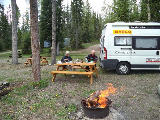 Später machen die Männer ein Feuer und wir können uns etwas wärmen, denn es ist jetzt nicht mehr so warm. Als das Holz dann heruntergebrannt war, haben wir gegrillt. Der Abend war dann noch recht schön, die Sonne schien über dem See und das Feuer wärmte uns.