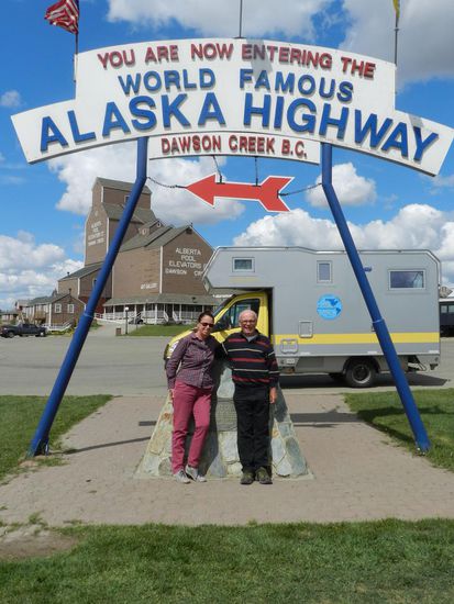 hier beginnt der Alaska-Highway - Von hier aus bis Fairbanks sind es 1.523 Meilen, also ca. 2400 km, die wir jetzt in Angriff nehmen wollen.