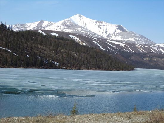 herrliche Landschaft mit zugefrorenen Seen und verschneiten Bergen