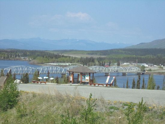 Wir fahren über eine Brücke über den Yukon.