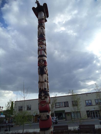 ein riesiger Totempfahl