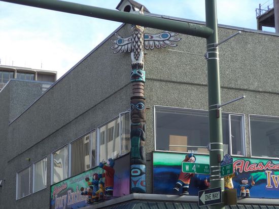 ein Totem an einem Haus