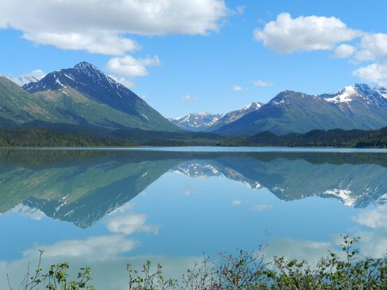 Wir kommen an einem See vorbei, in dem sich die Berge spiegeln, toll.
Wir können gar nicht aufhören zu fotografieren. Als wir anhalten, halten im Nu mindestens noch fünf weitere Fahrzeuge an und alle fotografieren.