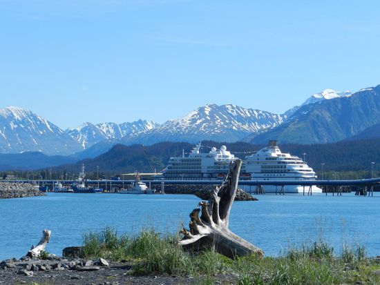 Kreuzfahrtschiff im Hafen