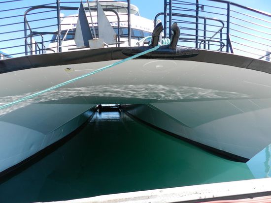 unser Schiff ist ein Katamaran, und man kann hier unten durchsehen.