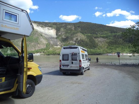 hier warten wir auf die Fähre über den Yukon