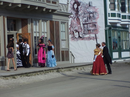 In einem Hotel gab es ein Governor-Dinner und die Menschen kamen in den Kleidern der alten Zeit und hatten viel Spaß.