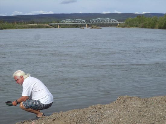 Jupp versucht sein Glück und sucht Gold (mit der Bratpfanne !!)