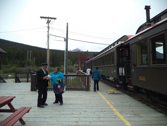 Die Fahrt mit diesem Zug ist aber ziemlich teuer. Der Schaffner und der Lokführer sind der alten zeit gemäß gekleidet und sie geben freundlich Auskunft.