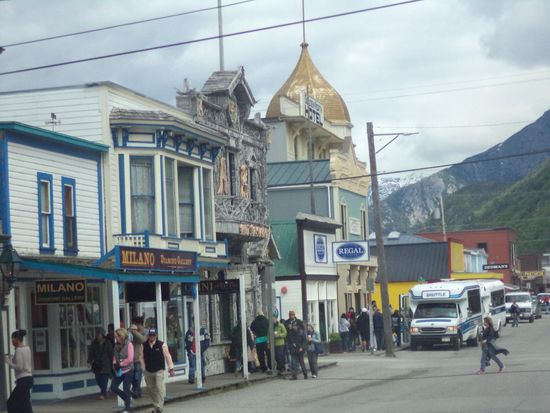 Skagway - Dann gehen wir in das kleine Städtchen, das aber ziemlich voll ist mit Kreuzfahrern. Wir schauen uns die alten Häuser an.