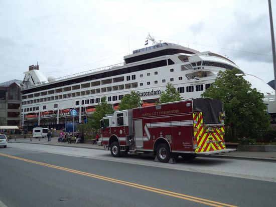die Feuerwehr vor dem Kreuzfahrtschiff