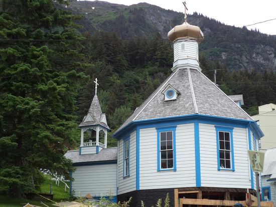 Wir schlendern durch die Verkaufsstraßen und weiter zu einer kleinen russischen Kirche.
