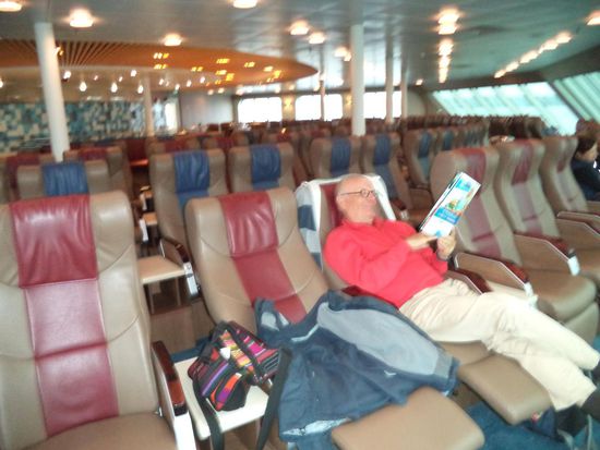 Es sind nicht so viele Passagiere an Bord, und wir sind ungefähr in der Sessellounge um die 10 Passagiere. 
Wir sitzen in der ersten Reihe und haben den weiten Blick übers Wasser.